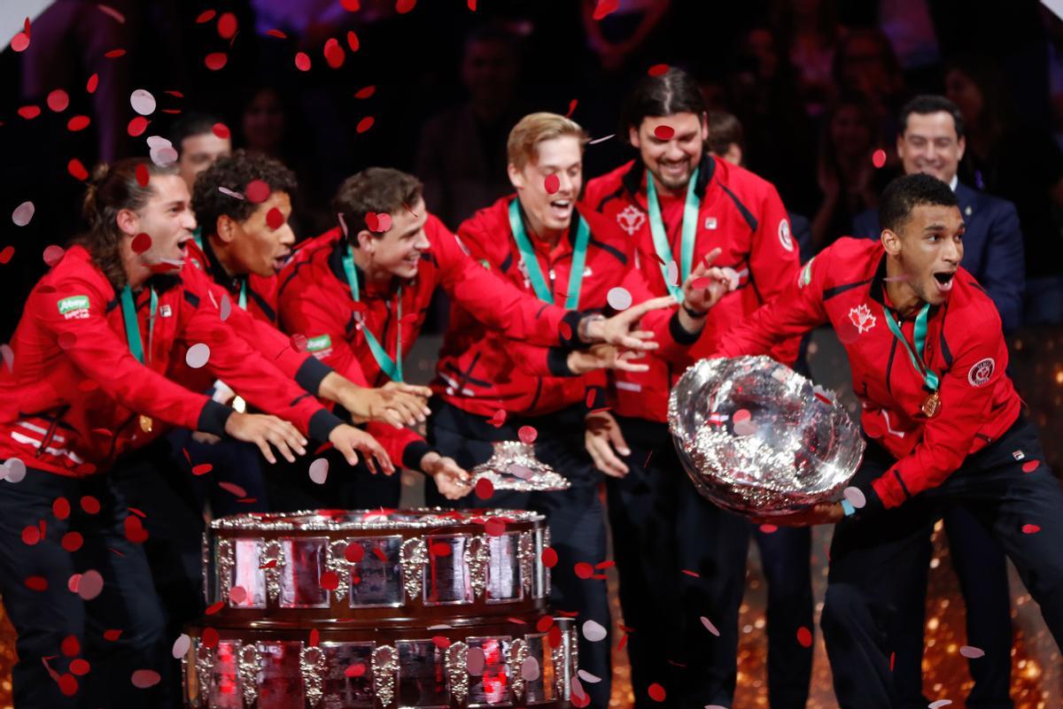 Los jugadores de Canadá alzan el trofeo de la Copa Davis, ganado en Málag en 2022