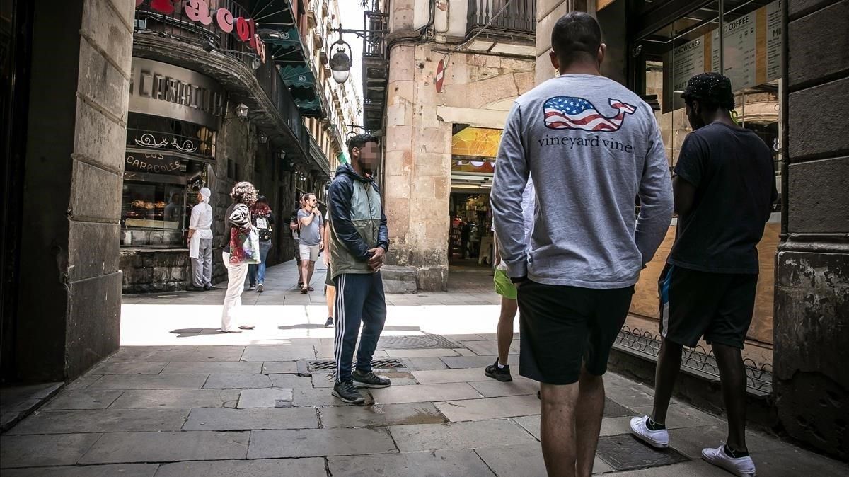 Un puntero trata de captar turistas para vender drogas en el Gòtic. Un puntero trata de captar turistas para vender drogas en el Gòtic.
