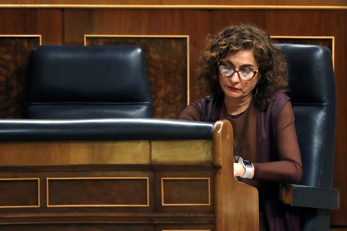 La ministra de Hacienda, María Jesús Montero, en su escaño en el Congreso.