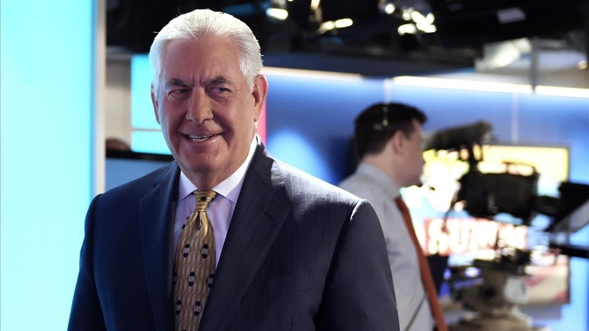 Rex Tillerson sale del estudio de la Fox, tras la entrevista, este domingo. Rex Tillerson sale del estudio de la Fox, tras la entrevista, este domingo.