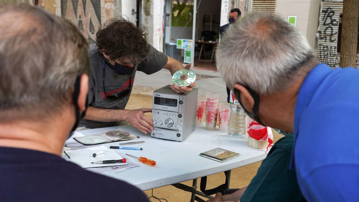 Taller de reparación ’Restart party’ organizado por La Caixa d’Eines i Feines en el Pou de la Figuera, este viernes. Taller de reparación ’Restart party’ organizado por La Caixa d’Eines i Feines en el Pou de la Figuera, este viernes.