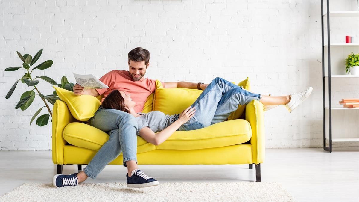 Pareja en un sofá. Pareja en un sofá.