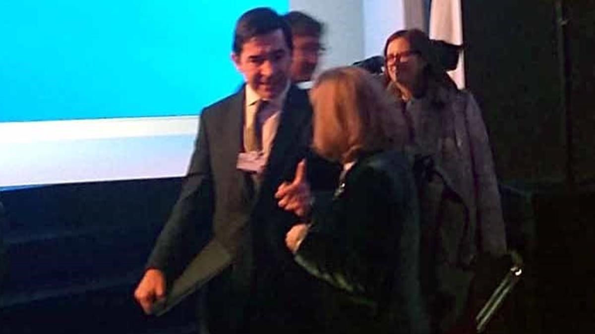 El presidente del BBVA, Carlos Torres, de cara, con la ministra Nadia Calviño, de espaldas, en Davos. El presidente del BBVA, Carlos Torres, de cara, con la ministra Nadia Calviño, de espaldas, en Davos.