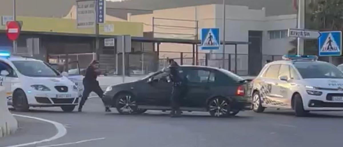 El vídeo de la huida de un hombre en Ibiza al que una policía estaba apuntando con su arma