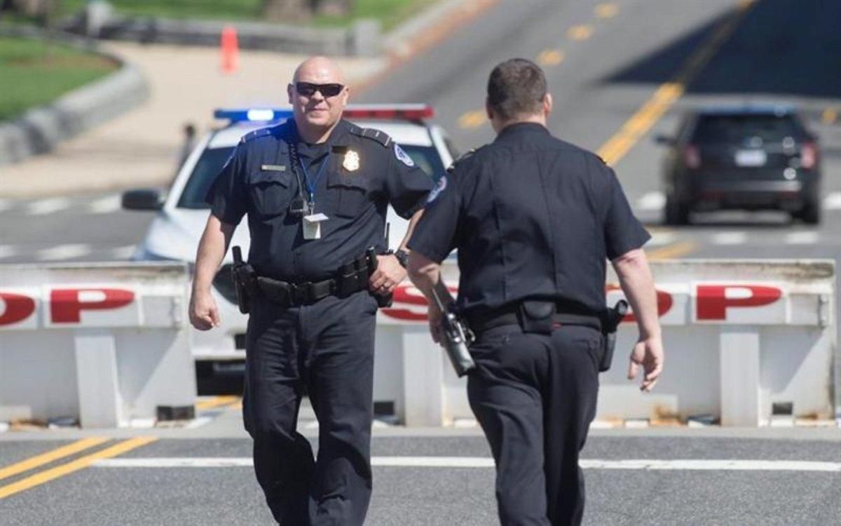 Policía de los Estados Unidos en oeprativo. Policía de los Estados Unidos en oeprativo.