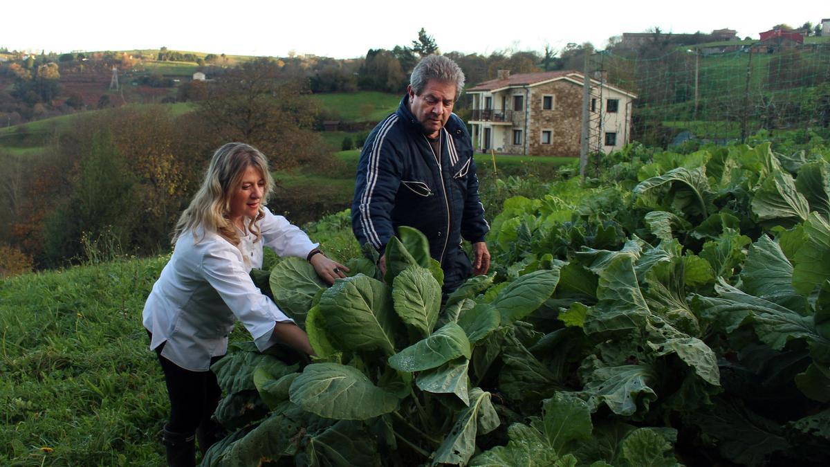 Natalia Menéndez y su padre, Juan José, que la provee de vegetales para Casa Chuchu.