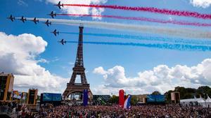 Fiesta a los pies de la Torre Eiffel, con motivo de los futuros juegos del 2024.