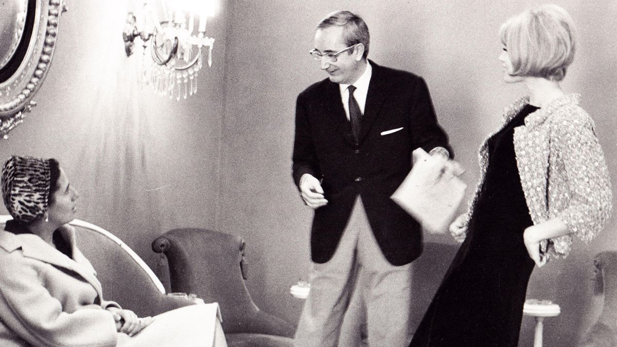 Pedro Rovira conversa con una clienta en presencia de Teresa Gimpera, en su taller de la Rambla del Prat de Barcelona, en 1963. Pedro Rovira conversa con una clienta en presencia de Teresa Gimpera, en su taller de la Rambla del Prat de Barcelona, en 1963.