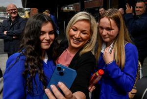 La candidata del Sinn Féin a las elecciones de Irlanda del Norte, Michelle O’Neill, se hace un ’selfie’ con unas estudiantes.