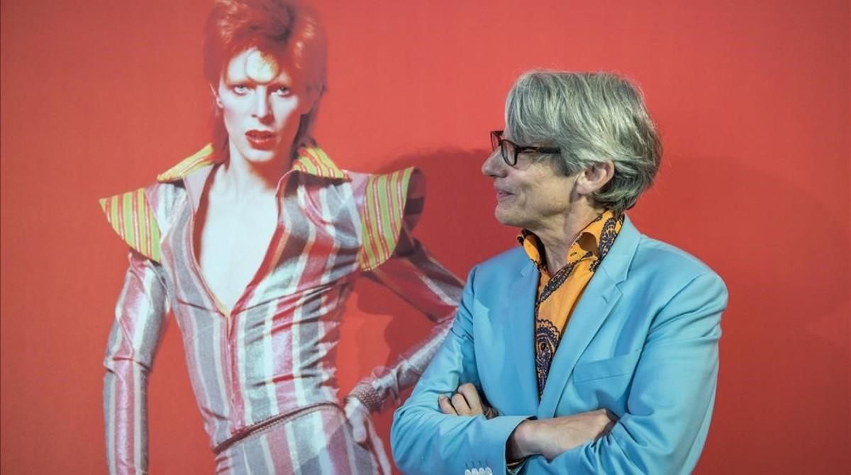 Geoffrey Marsh, junto a una imagen de Bowie en el Museu del Disseny. Geoffrey Marsh, junto a una imagen de Bowie en el Museu del Disseny.