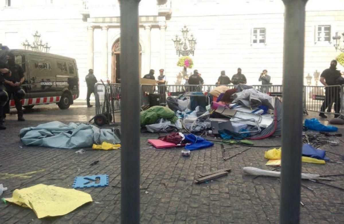 Els acampats es resisteixen a abandonar la plaça de Sant Jaume després del desallotjament Els acampats es resisteixen a abandonar la plaça de Sant Jaume després del desallotjament