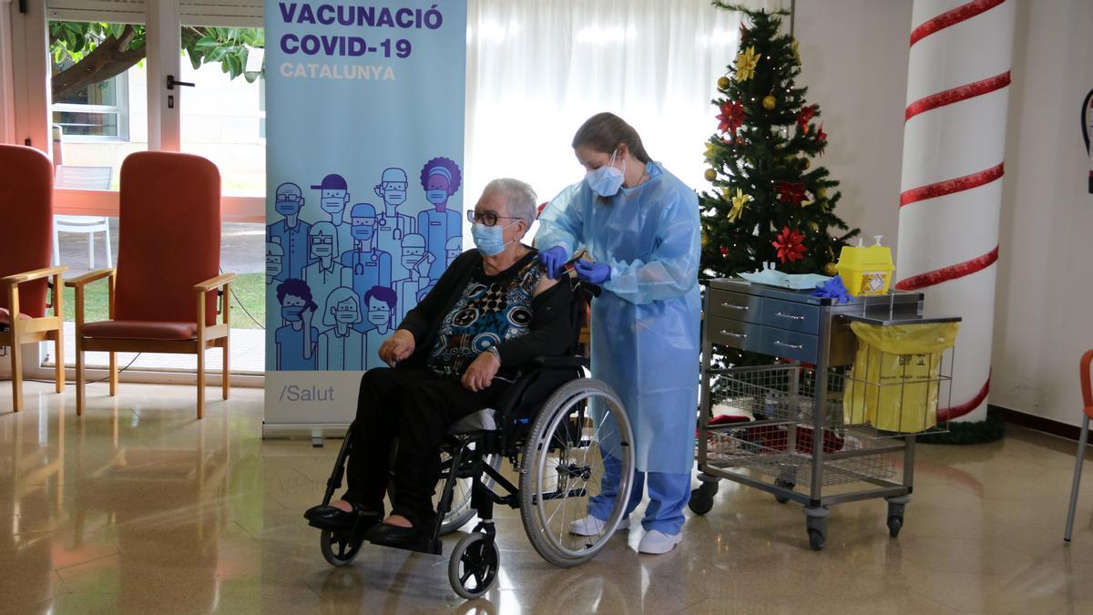 Josefa Pérez del centro Feixa Llarga de L’Hospitalet de Llobregat, ha sido la primera mujer vacunada en Catalunya.