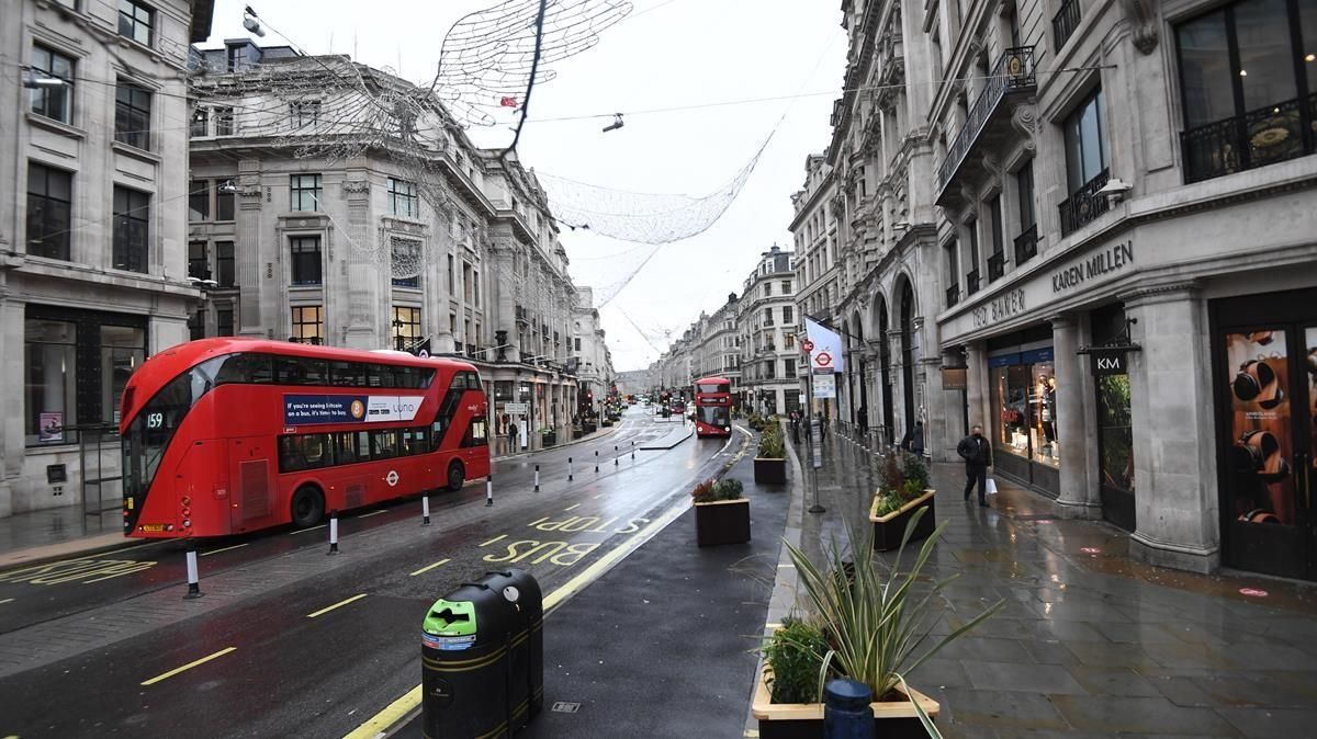 Una calle del centro de Londres luce vacía el mismo día en que varios países europeos se han puesto en alerta por la expansión de la variante del virus hallada en Reino Unido. Una calle del centro de Londres luce vacía el mismo día en que varios países europeos se han puesto en alerta por la expansión de la variante del virus hallada en Reino Unido.