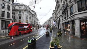 Una calle del centro de Londres luce vacía el mismo día en que varios países europeos se han puesto en alerta por la expansión de la variante del virus hallada en Reino Unido.