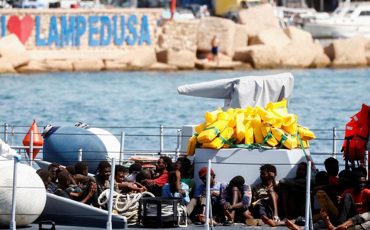 Un grupo de migrantes llega a Lampedusa en un barco de la Guardia Costera italiana tras ser rescatados, el pasado 18 de septiembre.