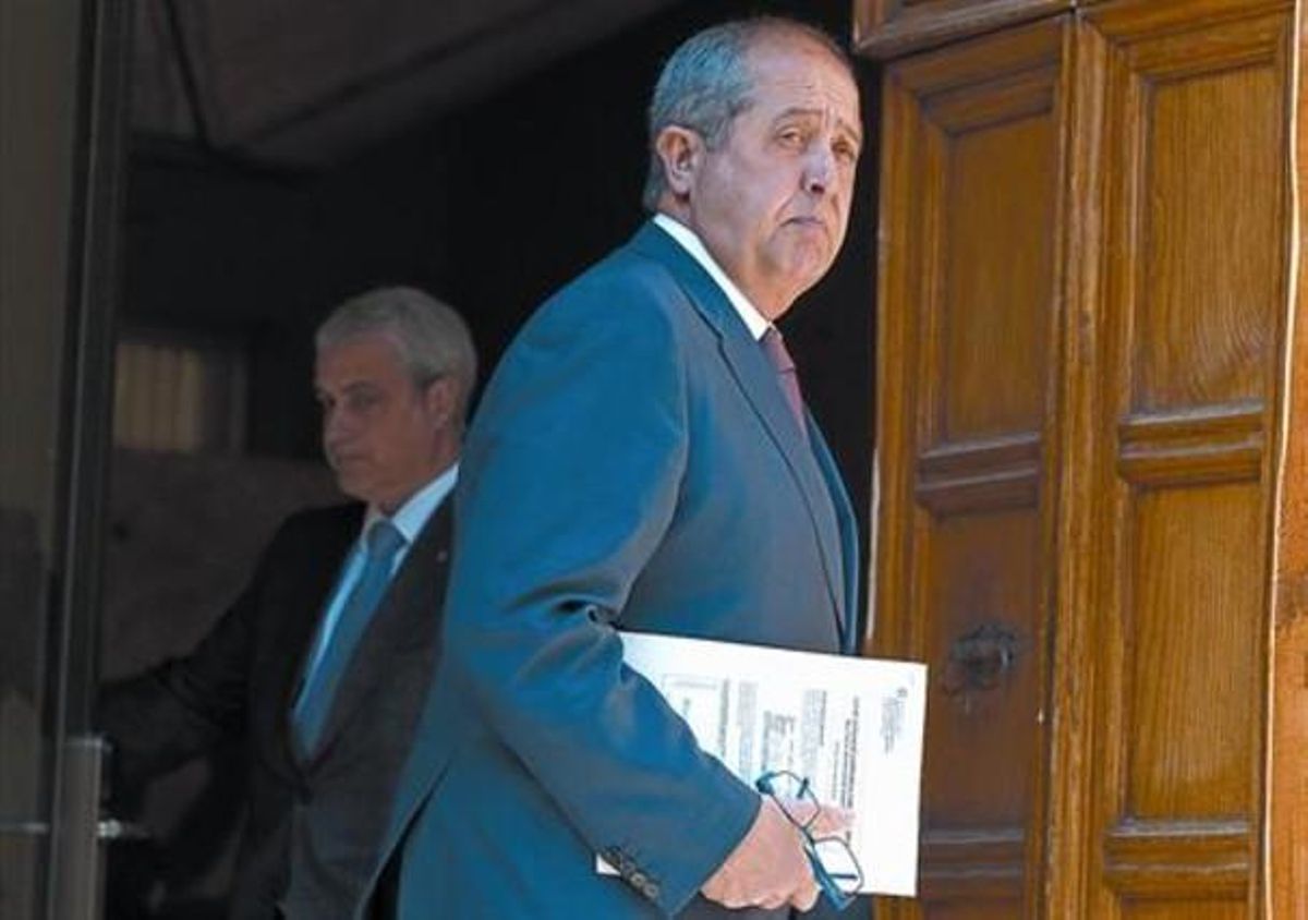 El ’conseller’ de Empresa, Felip Puig, pasa ante el titular de Justícia, Germà Gordó, el 13 de marzo del 2012, en el Palau de la Generalitat. El ’conseller’ de Empresa, Felip Puig, pasa ante el titular de Justícia, Germà Gordó, el 13 de marzo del 2012, en el Palau de la Generalitat.