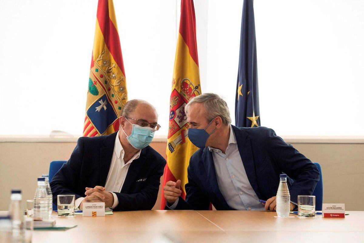 El presidente de Aragón, Javier Lambán, y el alcalde de Zaragoza, Jorge Azcón, este viernes, durante el anuncio de los controles casa por casa a los infectados por coronavirus. El presidente de Aragón, Javier Lambán, y el alcalde de Zaragoza, Jorge Azcón, este viernes, durante el anuncio de los controles casa por casa a los infectados por coronavirus.