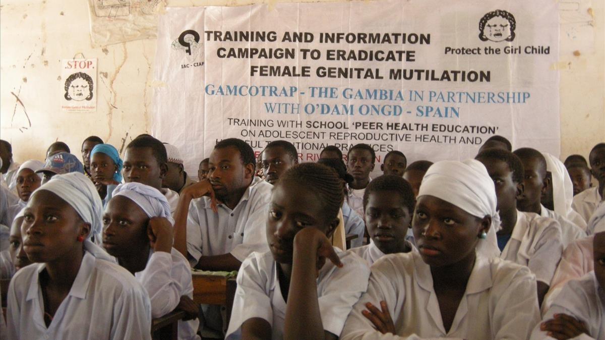 Campaña sobre la Mutilación Genital Femenia llevada a cabo por el Mossos d’Esquadra en Gambia.
