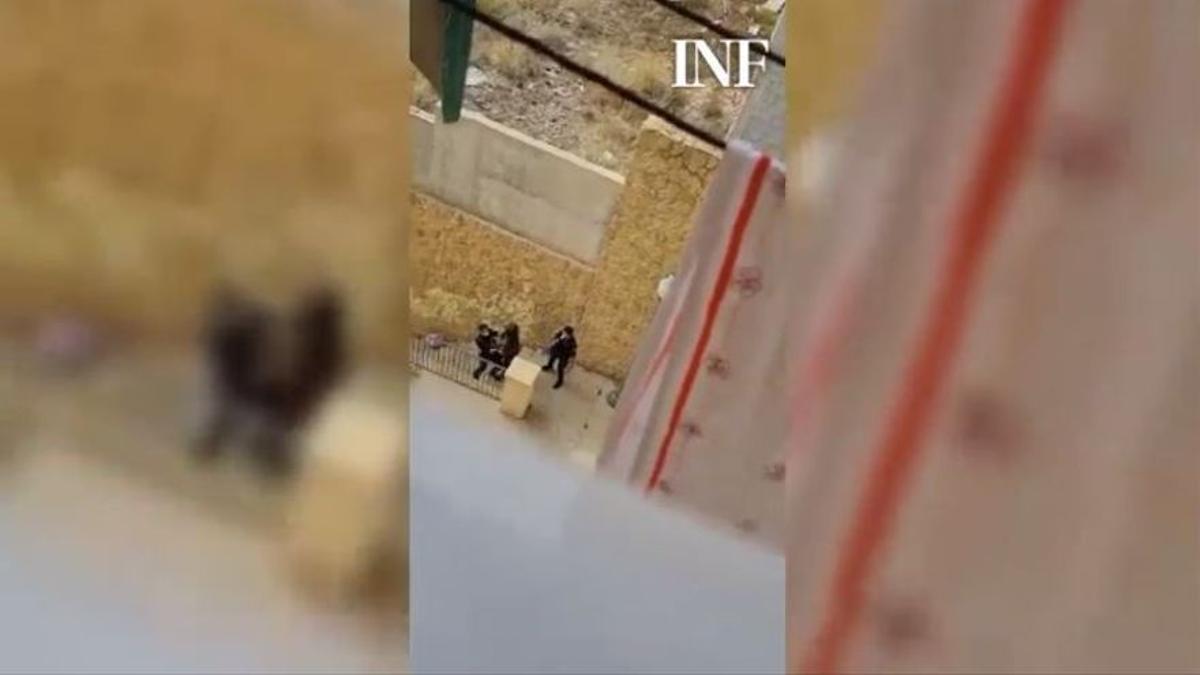 Vídeo: Un policía pega una bofetada a un indigente en Alicante