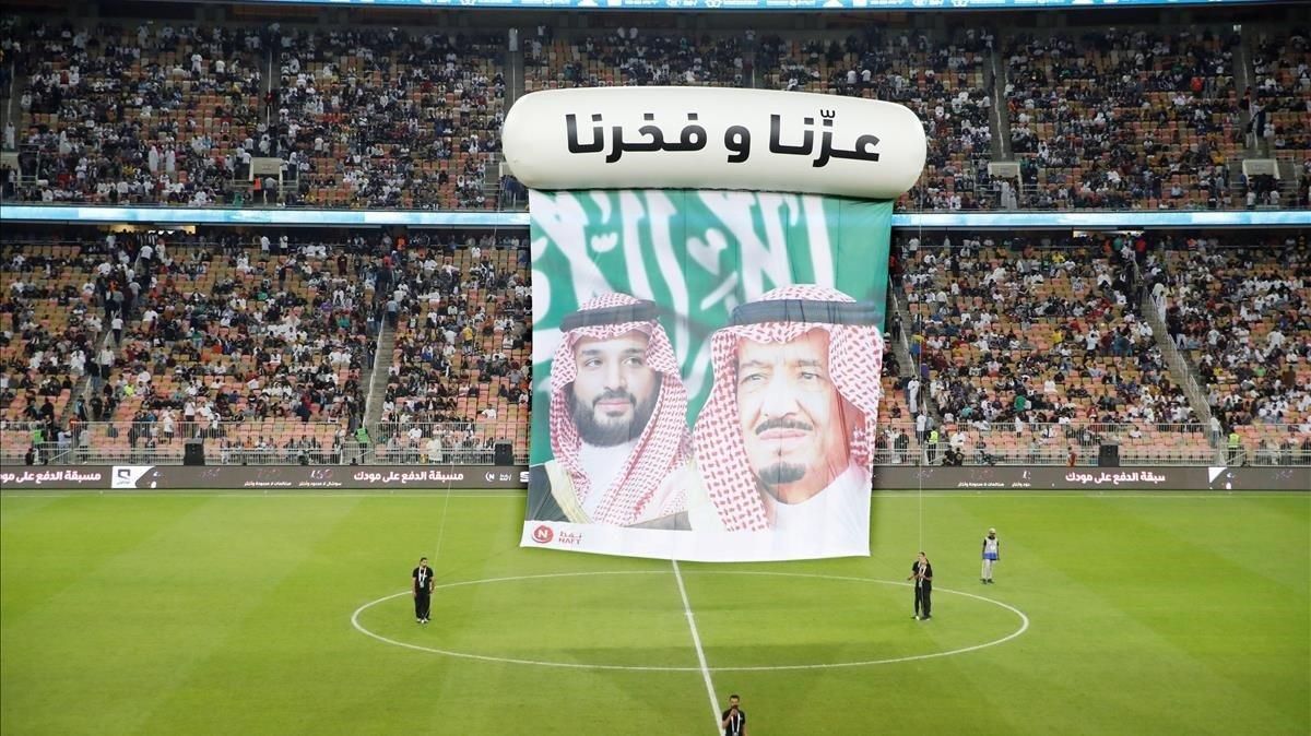 Las caras del rey Salman bin Abdulaziz y su hijo Mohamed bin Salman, en el descanso del partido de Supercopa entre el Valencia y el Real Madrid, en Yeda. Las caras del rey Salman bin Abdulaziz y su hijo Mohamed bin Salman, en el descanso del partido de Supercopa entre el Valencia y el Real Madrid, en Yeda.