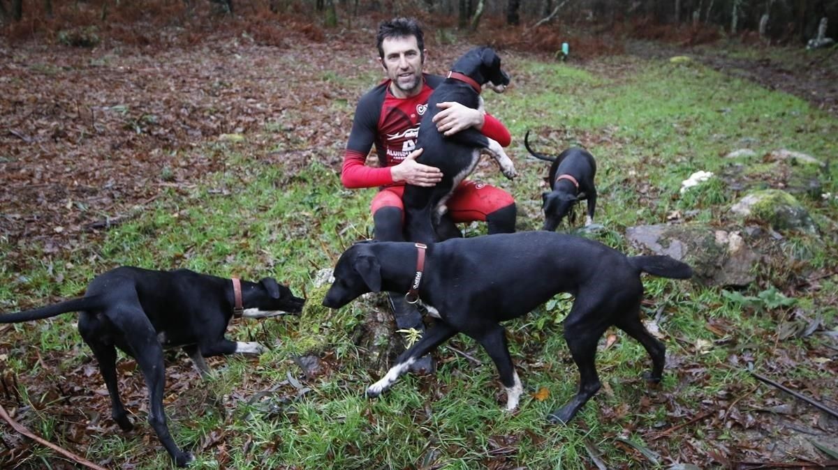 Alejandro Gómez con sus perros. Alejandro Gómez con sus perros.