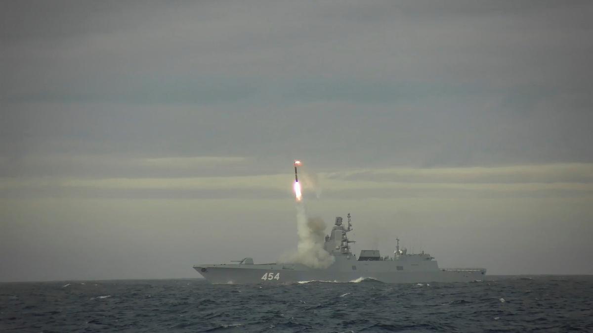 Un misil de crucero hipersónico Zircon es disparado desde la fragata de misiles guiados Almirante Gorshkov durante una prueba en el Mar de Barents. Ministerio de Defensa de Rusia