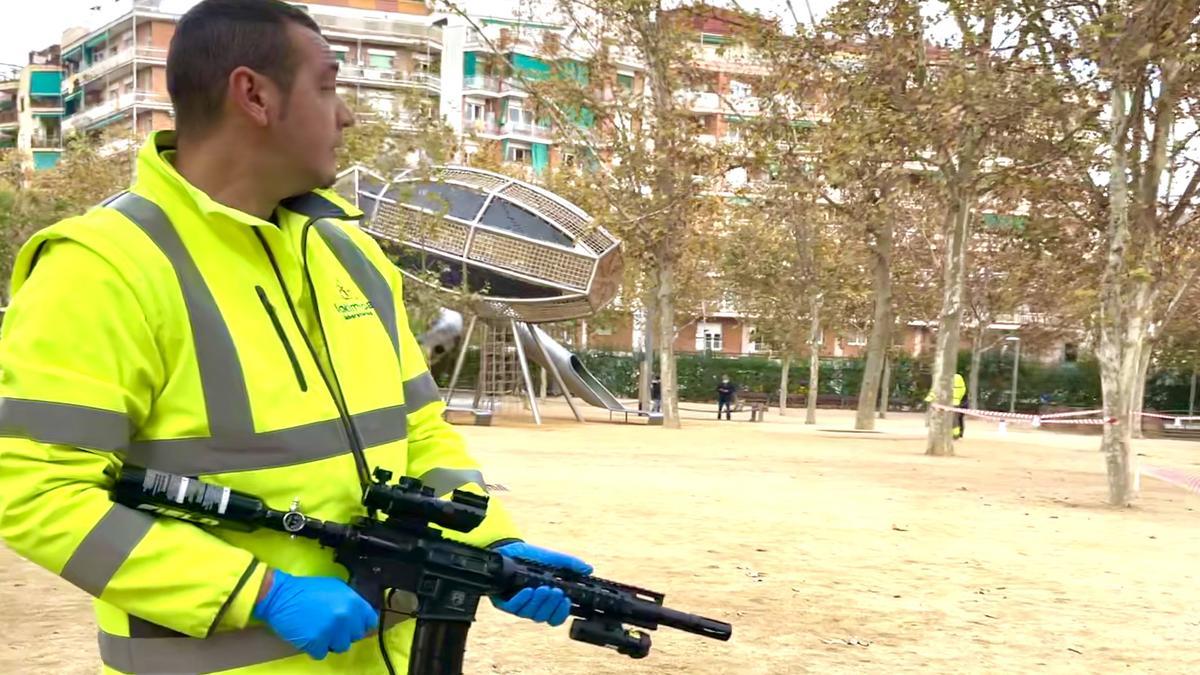 Roddy Romero empuña un fusil cargado con balas de insecticida congelado, en el parque de la Pegaso. Roddy Romero empuña un fusil cargado con balas de insecticida congelado, en el parque de la Pegaso.