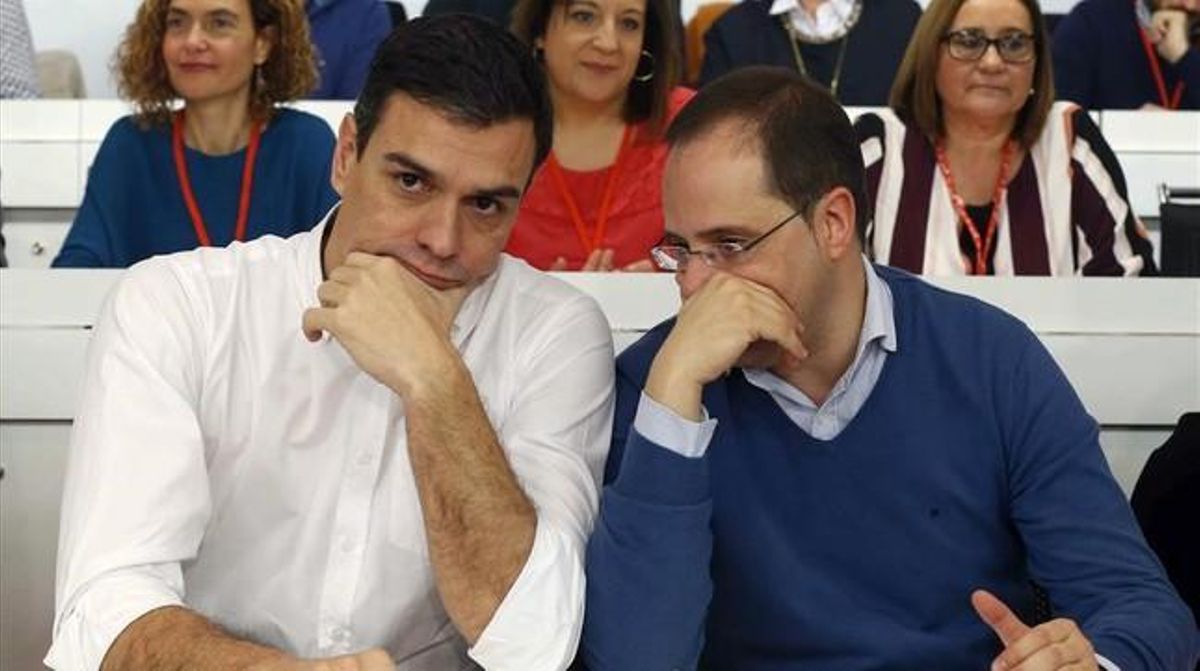 Pedro Sánchez conversa con Cesar Luena al inicio del comité federal en la sede del PSOE en Madrid. Pedro Sánchez conversa con Cesar Luena al inicio del comité federal en la sede del PSOE en Madrid.