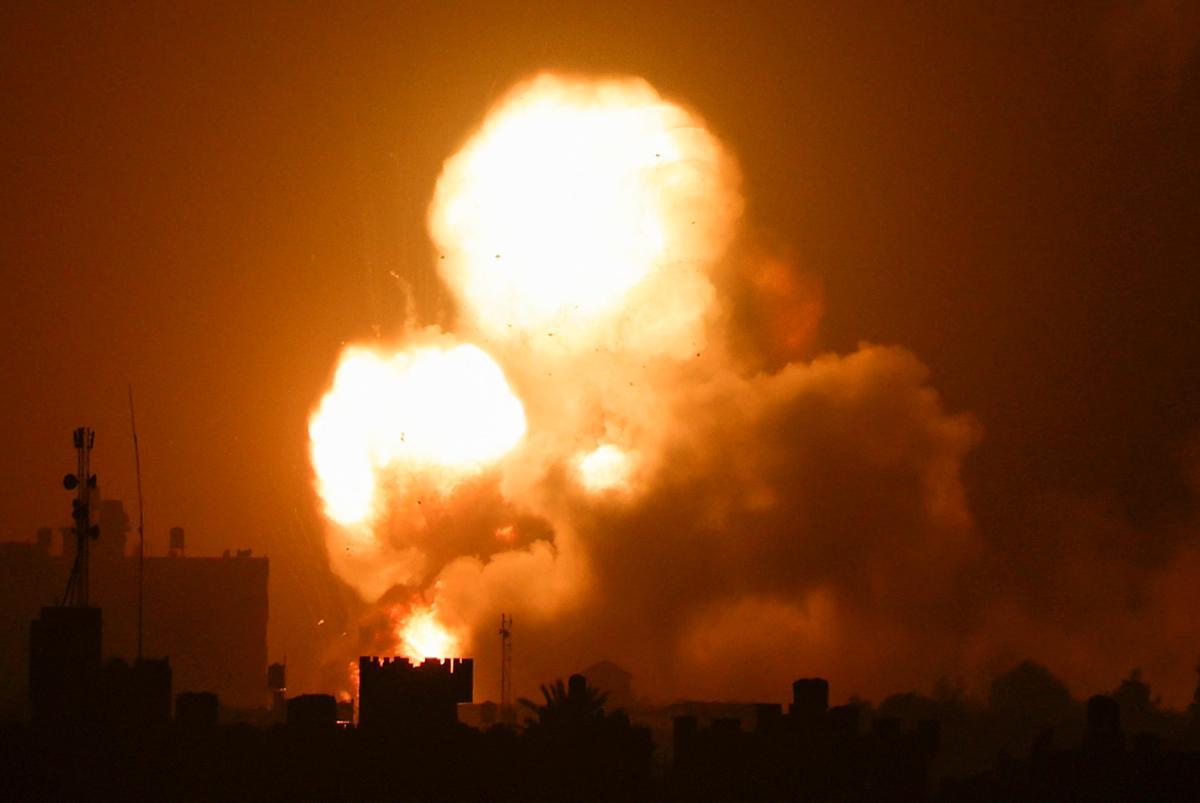 Llamas en la Franja de Gaza tras el bombardeo del Ejército de Israel el 19 de abril de 2022