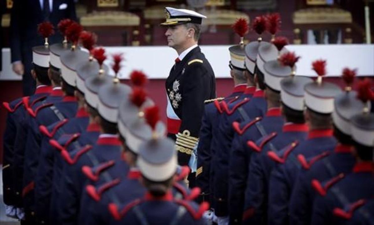 Felipe VI, en un desfile militar del 12 de octubre en Madrid. Felipe VI, en un desfile militar del 12 de octubre en Madrid.