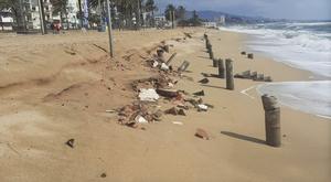 Badalona comença a retirar les restes d’edificis de les platges que van quedar al descobert
