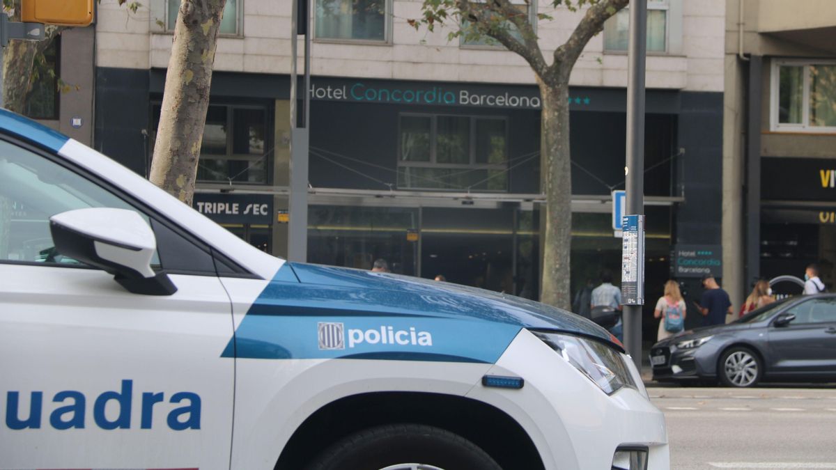 Un coche de los mossos d’esquadra frente al hotel Concordia en la avenida Paralel Un coche de los mossos d’esquadra frente al hotel Concordia en la avenida Paralel