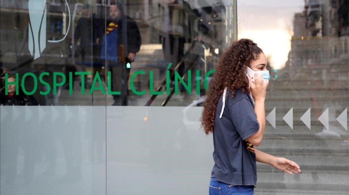 Mujer con mascarilla ante el Hospital Clínic de Barcelona. Mujer con mascarilla ante el Hospital Clínic de Barcelona.