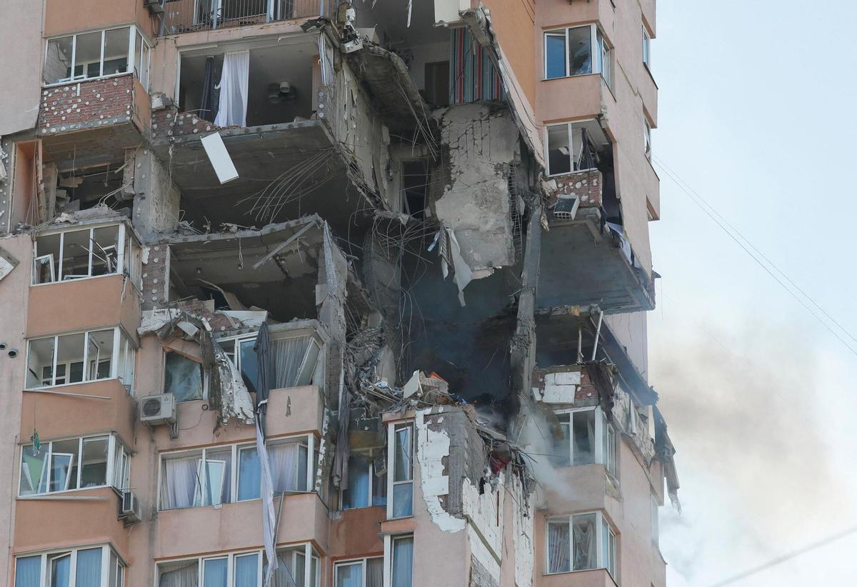 Edificio residencial de Kiev, capital de Ucrania, atacado por un misil.