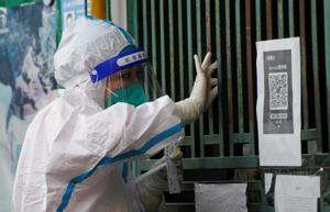 Un sanitario recoge una muestra de un ciudadano chino confinado en Shanghái, este jueves.