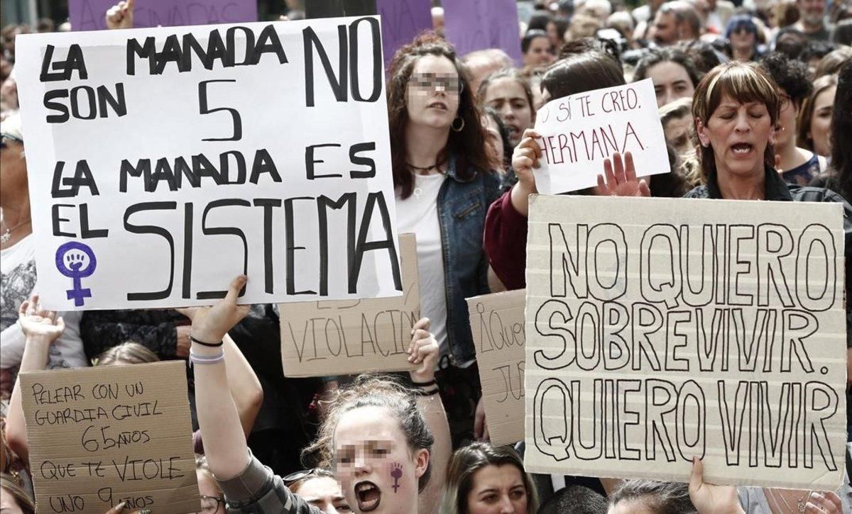 Cientos de personas concentradas ante el Palacio de Justicia de Navarra en protesta por la sentencia de la Audiencia Provincial que condenó a los cinco acusados de ’la Manada’ por abusos sexuales, el pasado abril. Cientos de personas concentradas ante el Palacio de Justicia de Navarra en protesta por la sentencia de la Audiencia Provincial que condenó a los cinco acusados de ’la Manada’ por abusos sexuales, el pasado abril.