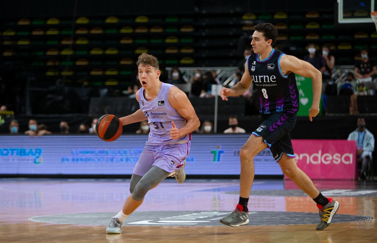 Jokubaitis conduce el balón, perseguido por Reyes en el partido de Mirabilla Jokubaitis conduce el balón, perseguido por Reyes en el partido de Mirabilla