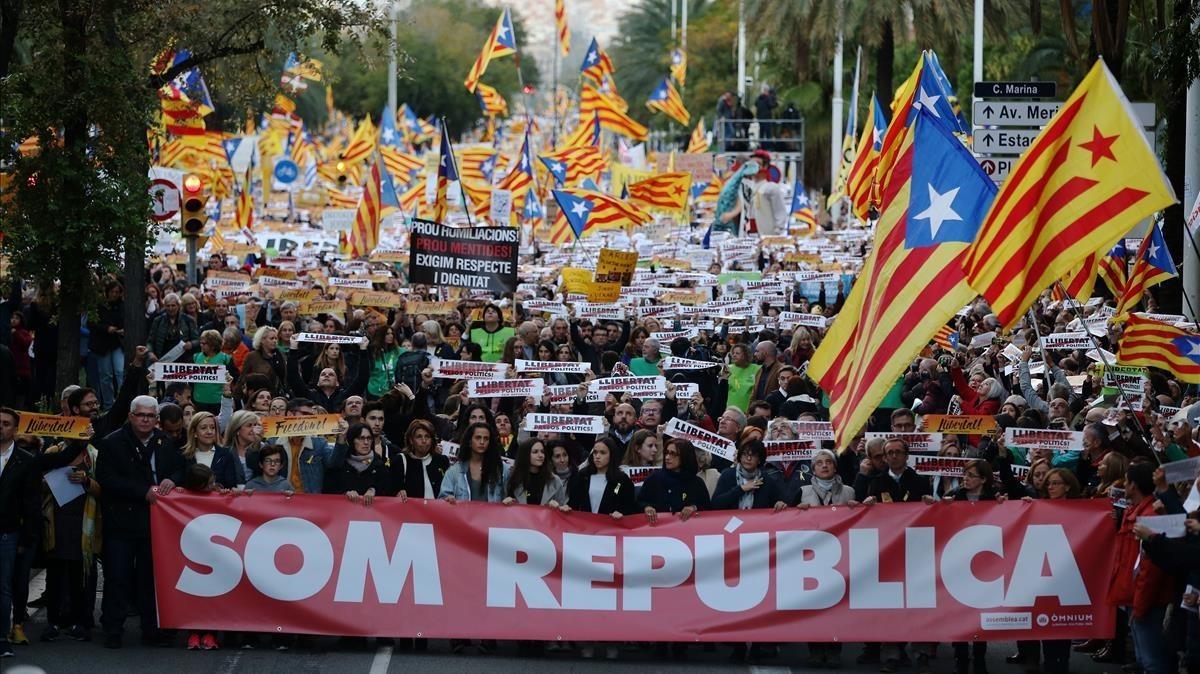 Imagen de la manifestación convocada por la ANC y Òmnium para exigir la liberación de los políticos presos, el pasado 11 de noviembre, en Barcelona. 
