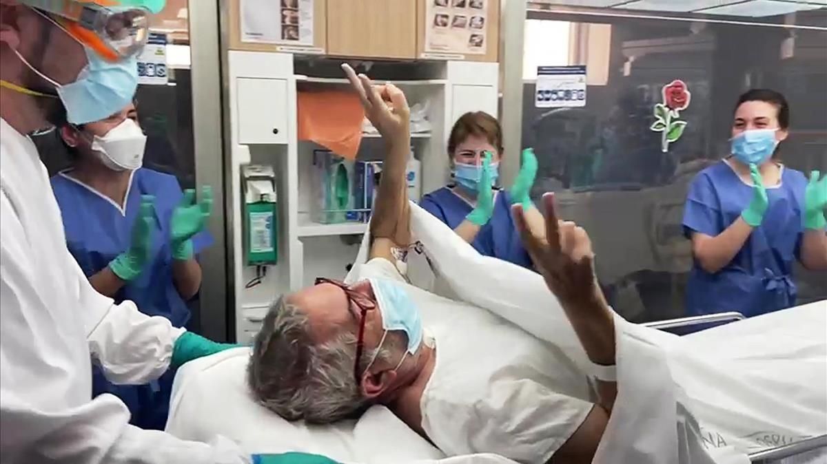 Carles Gonzàlez, rodeado de los aplausos de los sanitarios en el momento de su salida de la UCI del Hospital Clínic Carles Gonzàlez, rodeado de los aplausos de los sanitarios en el momento de su salida de la UCI del Hospital Clínic
