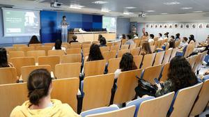 Un profesor imparte clase en una de las aulas de la Facultad de Ciencias de la Universidad Autónoma de Madrid, durante el primer día del curso escolar 2020-2021, el lunes 7 de septiembre. 