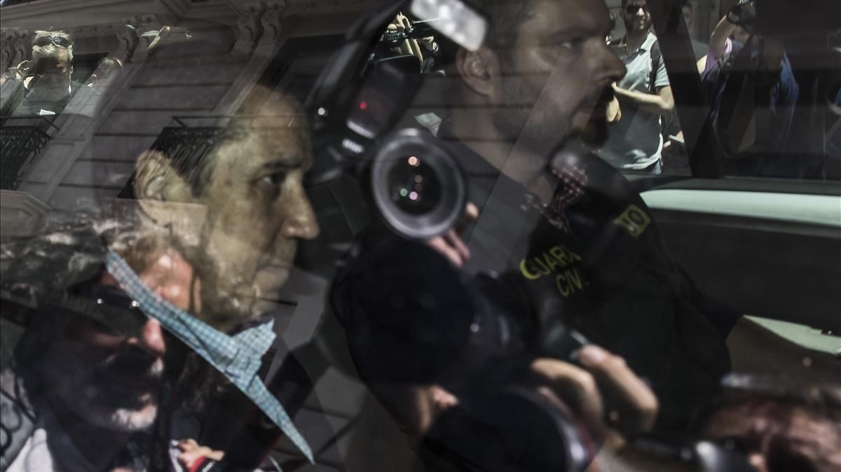 Zaplana abandona detenido su domicilio tras asistir al registro del mismo Zaplana abandona detenido su domicilio tras asistir al registro del mismo