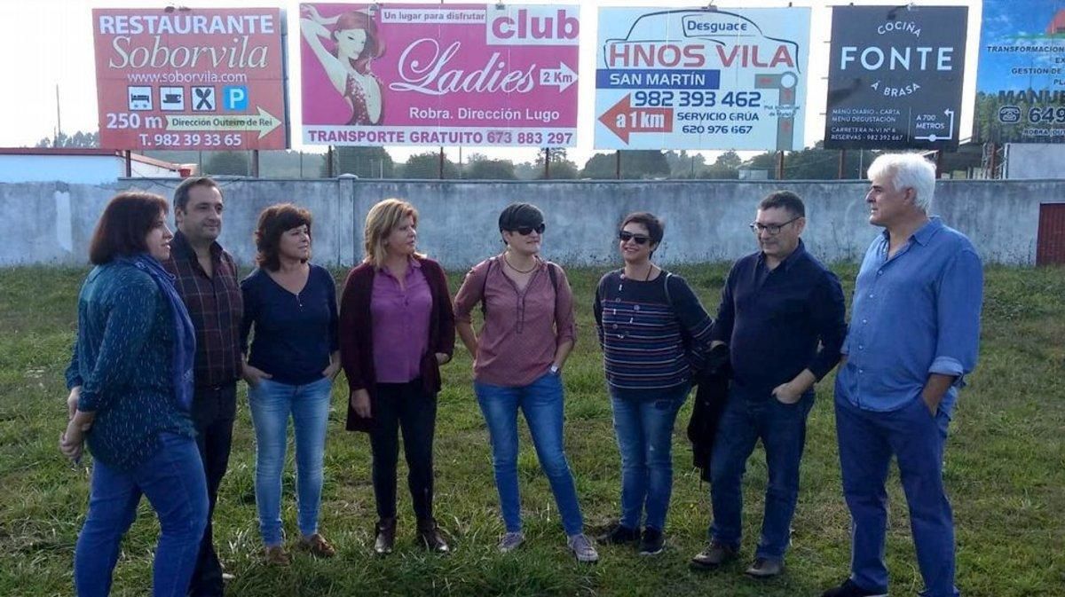Piden retirar un anuncio de prostitución en un campo de fútbol Piden retirar un anuncio de prostitución en un campo de fútbol