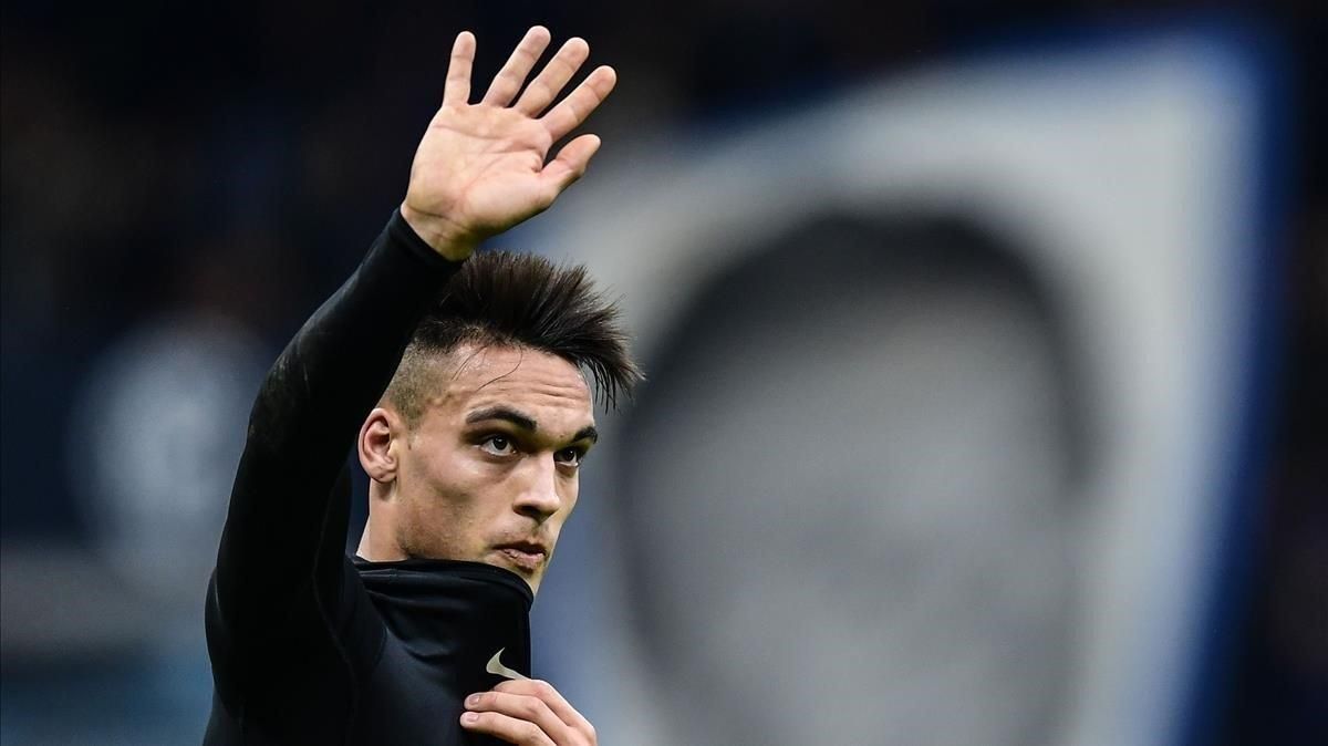 Lautaro Martínez saluda a los aficionados del Inter en el duelo con el Fiorentina en San Siro. Lautaro Martínez saluda a los aficionados del Inter en el duelo con el Fiorentina en San Siro.