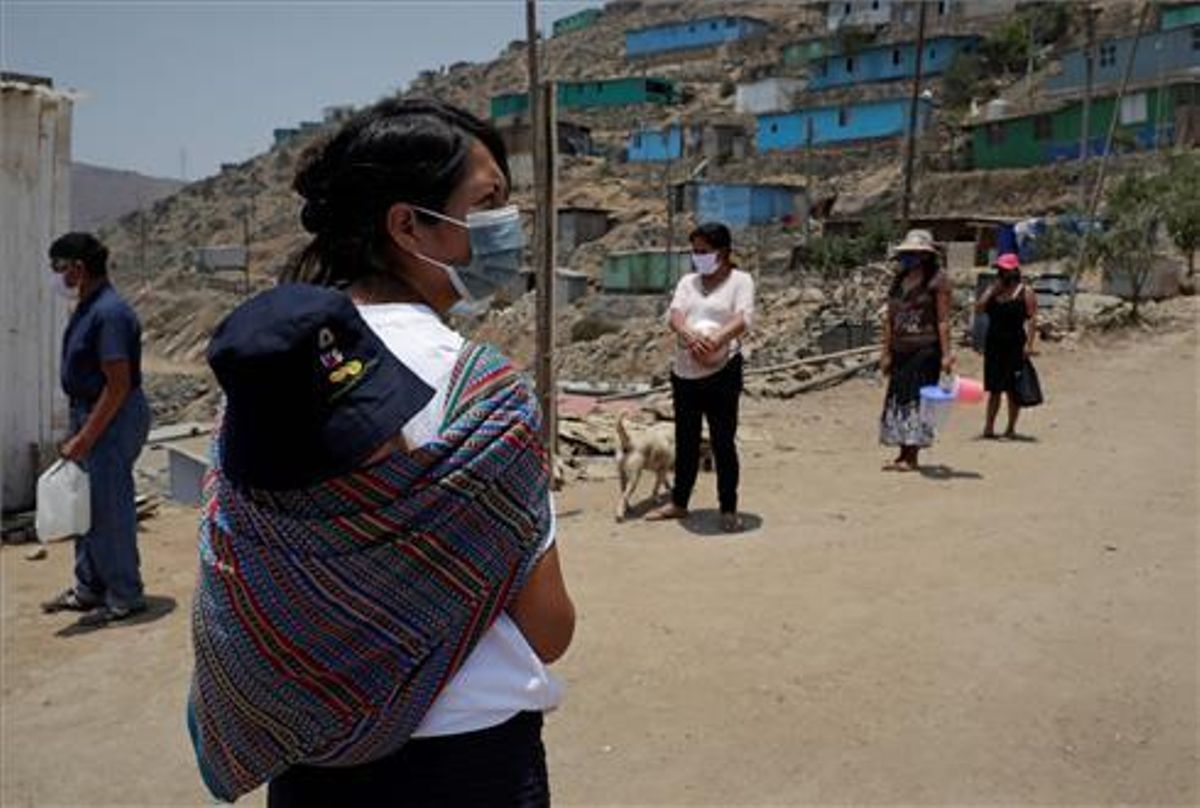 Unas personas esperan con ollas para recibir alimentos en el asentamiento humano de Buena Vista el 2 de febrero de 2021, Unas personas esperan con ollas para recibir alimentos en el asentamiento humano de Buena Vista el 2 de febrero de 2021,