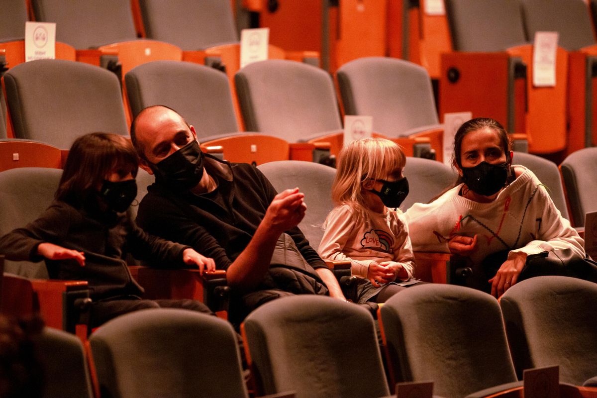 Una familia se prepara para asistir a una sesión en el Auditori de CaixaForum. Una familia se prepara para asistir a una sesión en el Auditori de CaixaForum.