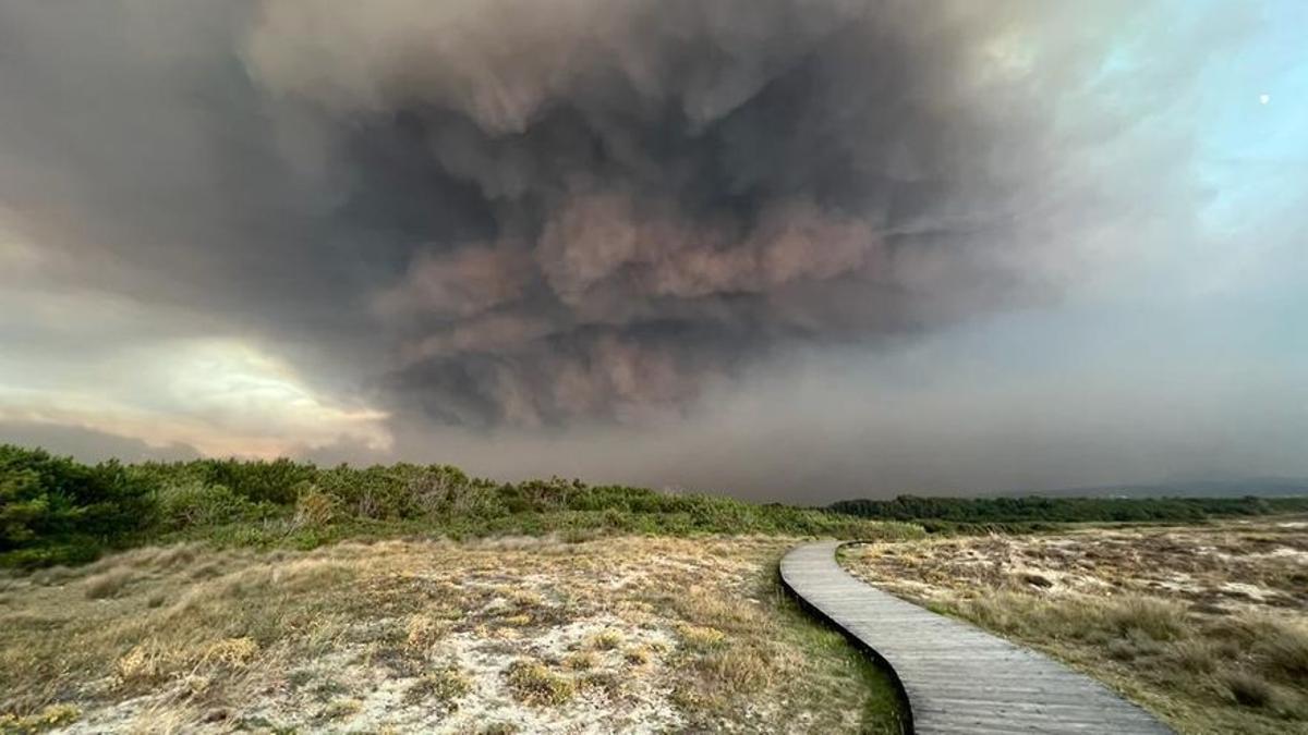 Las llamas castigan al Barbanza en Galicia: 2.000 hectáreas arrasadas y con el fuego desbocado