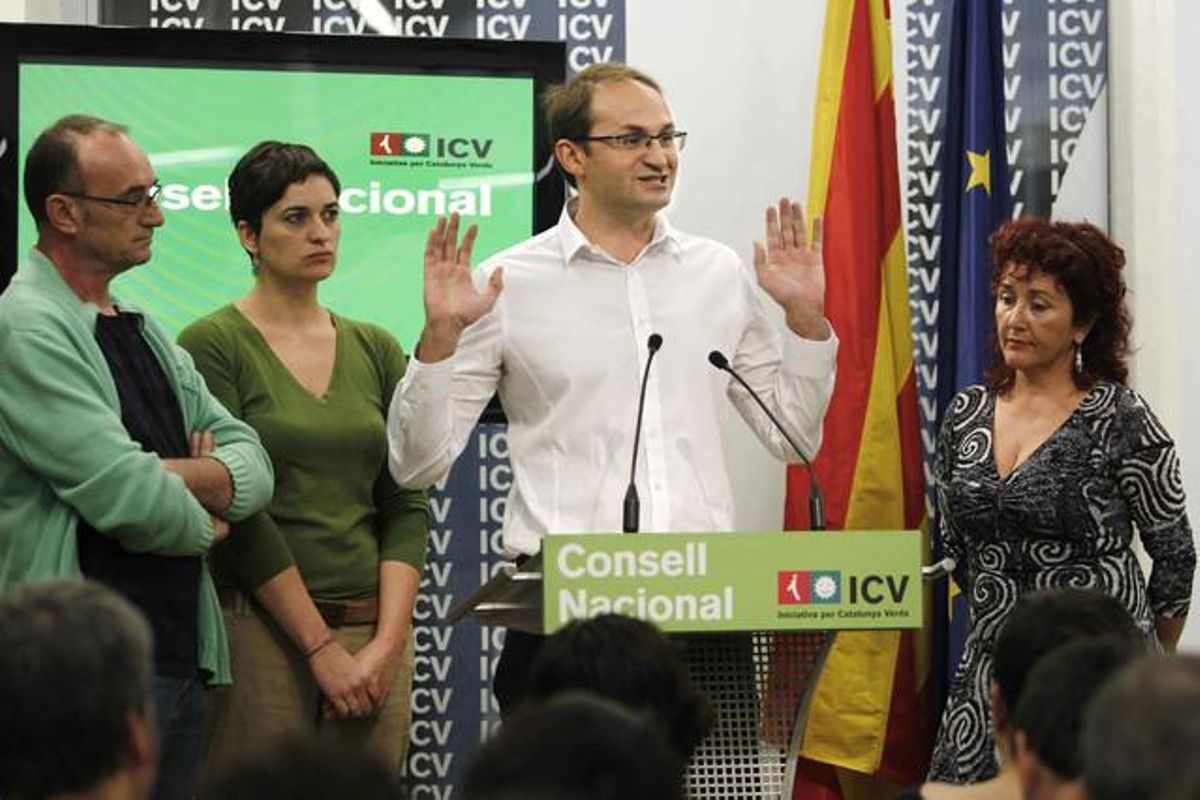El candidato de ICV-EUiA a la presidencia de la Generalitat, Joan Herrera, durante su intervención este sábado tras ser proclamado cabeza de lista por Barcelona. El candidato de ICV-EUiA a la presidencia de la Generalitat, Joan Herrera, durante su intervención este sábado tras ser proclamado cabeza de lista por Barcelona.