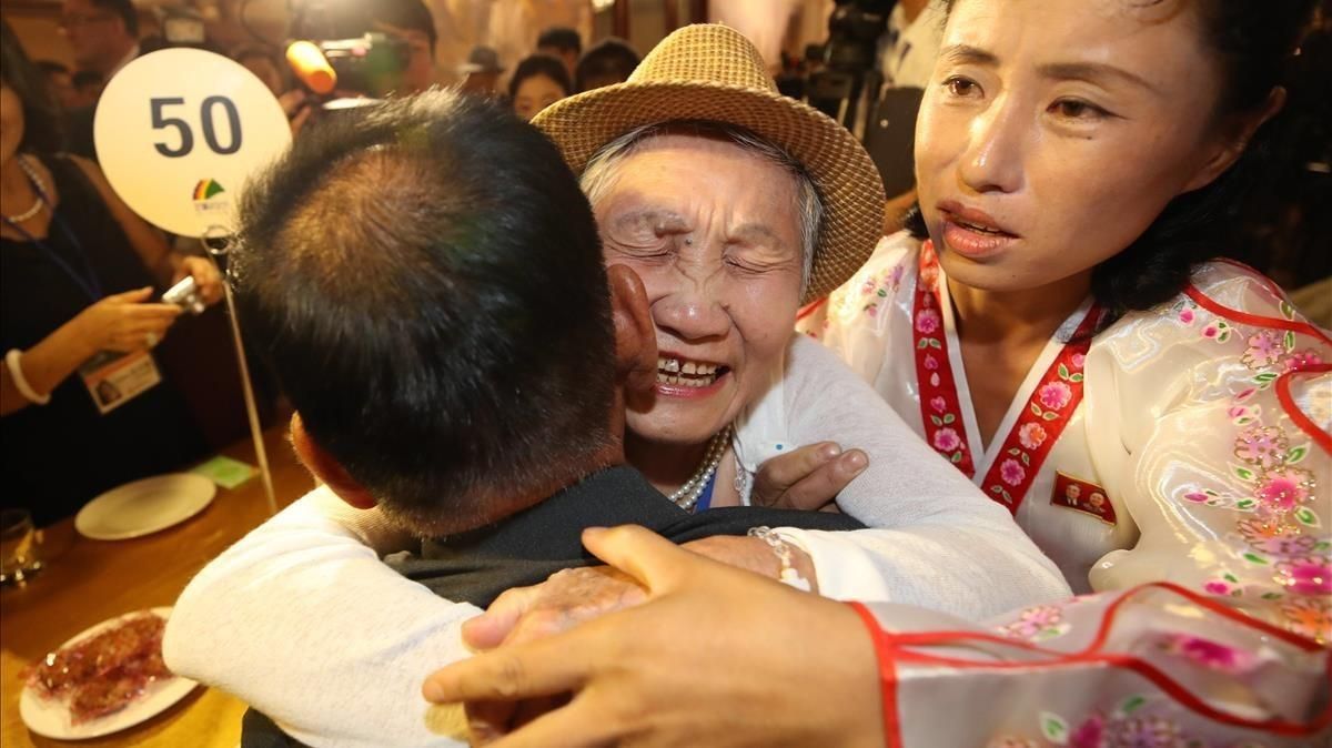 La surcoreana Lee Gyum-sum, de 92 años, abraza a su hijo, el norcoreano Lee Sung-chul, de 71 años, durante los reencuentros intercoreanos de familiares. La surcoreana Lee Gyum-sum, de 92 años, abraza a su hijo, el norcoreano Lee Sung-chul, de 71 años, durante los reencuentros intercoreanos de familiares.