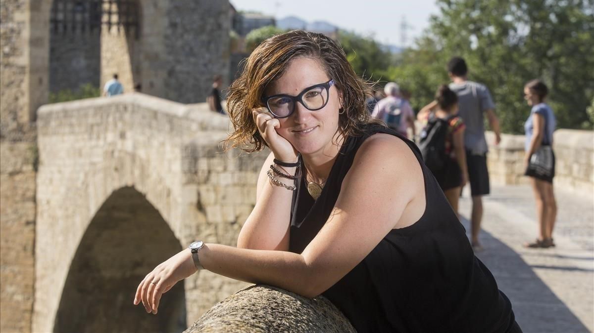 Nuri Rodríguez, en el puente románico de Besalú. Nuri Rodríguez, en el puente románico de Besalú.