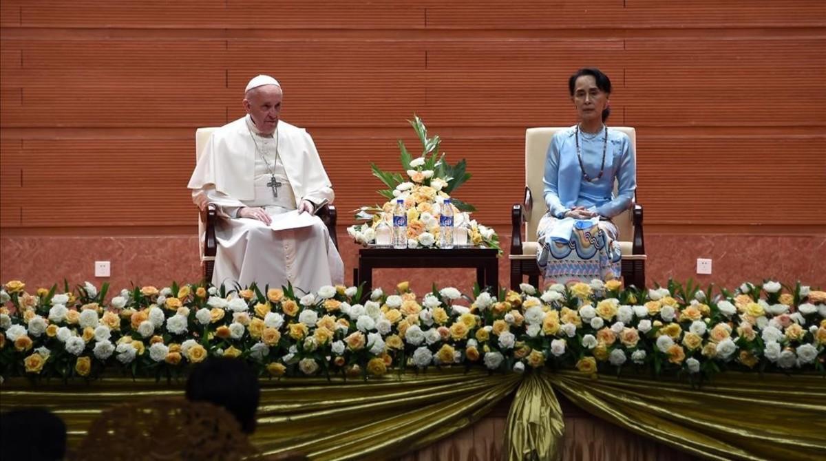 El Papa Francisco y la líder birmana Aung San Suu Kyi en Rangún.